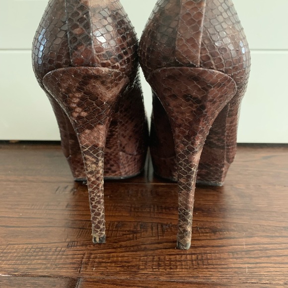 Gorgeous Stuart Weizman snakeskin heels - Picture 3 of 4